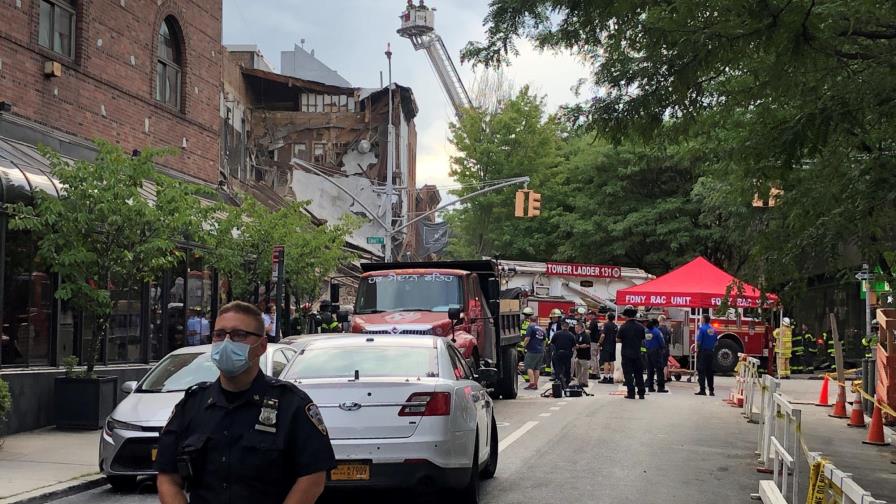 Un edificio de tres pisos se derrumba en barrio residencial de Nueva York