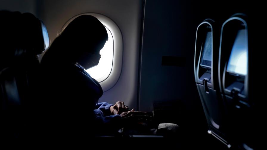 Estudio: Bloquear asientos en avión reduce riesgo de COVID