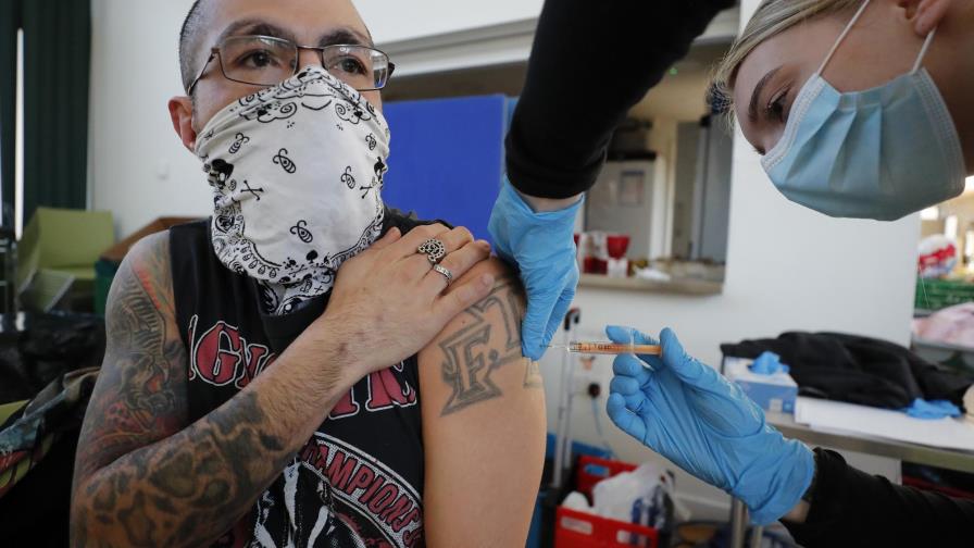 GBretaña busca desarrollar vacunas contra variantes de COVID