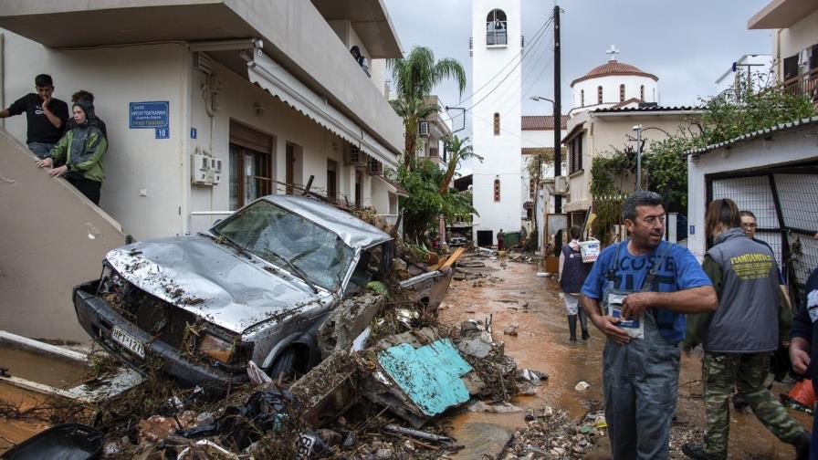 Grecia: Inundaciones arrastran vehículos hacia el mar