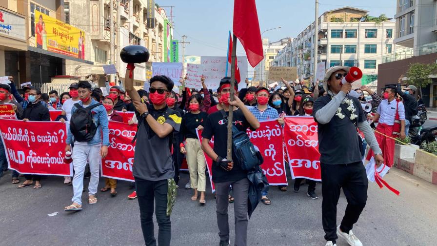 Emplean cañones de agua contra los manifestantes en Myanmar