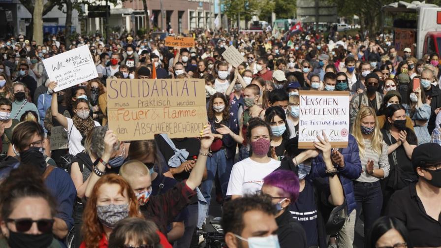 Miles marchan en Berlín en apoyo a refugiados en Grecia