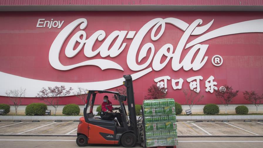 Volumen de Coca Cola cae 25% en abril
