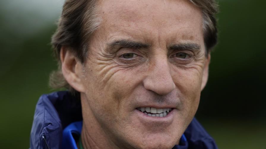Mancini provoca sonrisas en Italia después de día más negro
