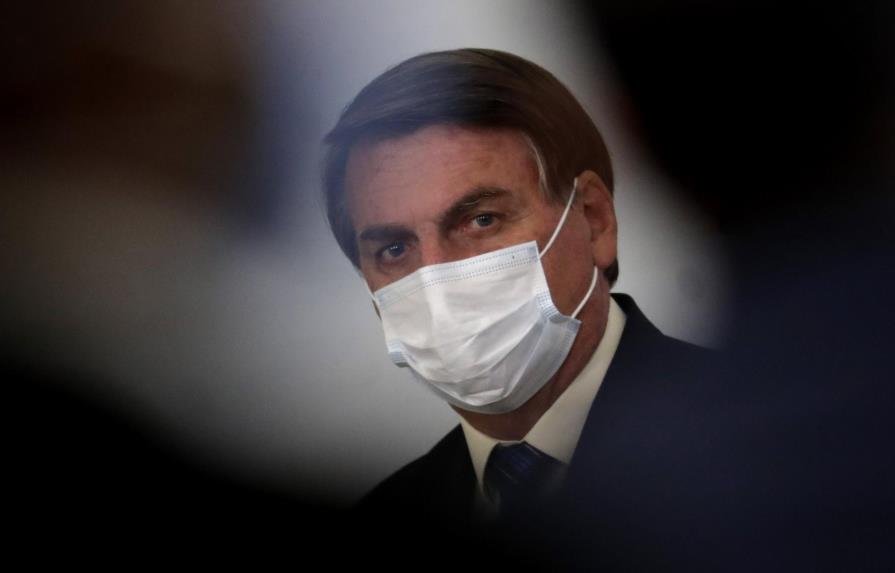 Critican a Bolsonaro por plantear dudas a vacunas de COVID-19