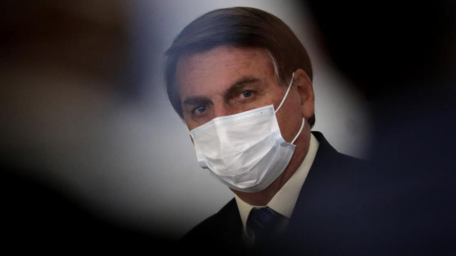Critican a Bolsonaro por plantear dudas a vacunas de COVID-19