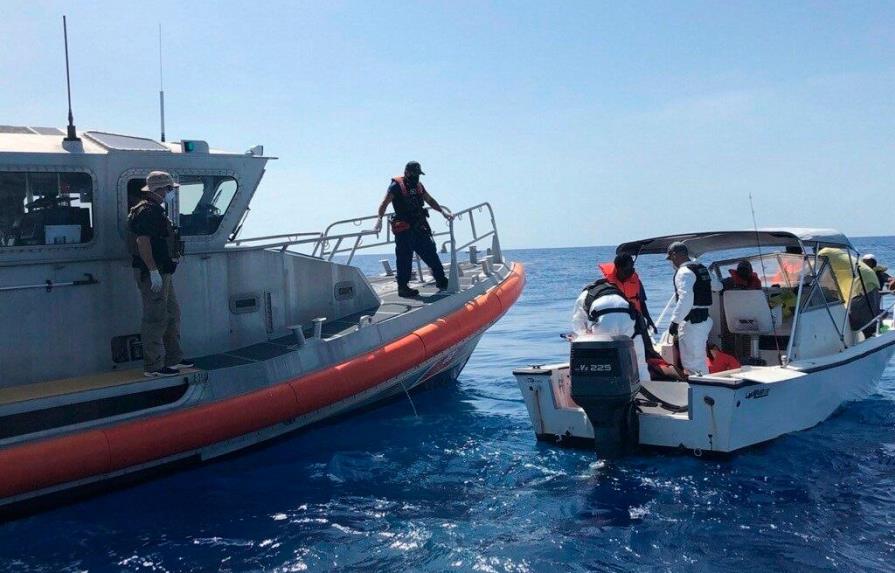 EEUU intercepta a 14 haitianos en barco averiado en costa de Florida