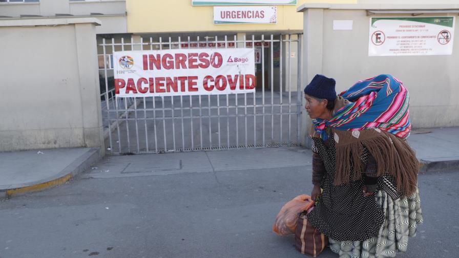 Bolivia: bloquean calle con ataúd para exigir sea enterrado