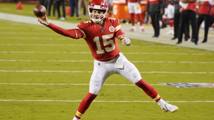 Chiefs inician defensa de su título con triunfo ante Texans