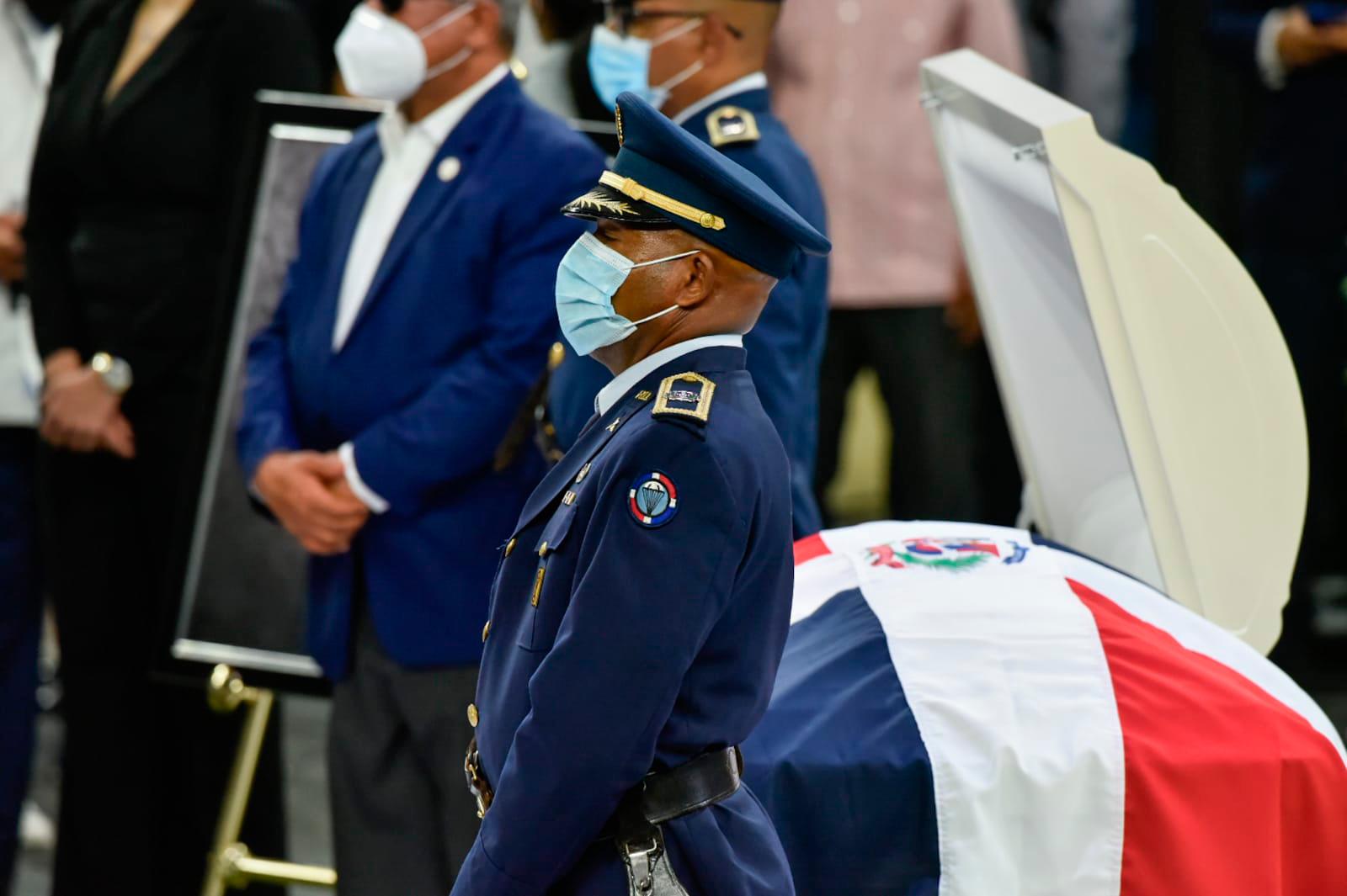 Militares hacen guardia de honor junto al cadáver de Johnny Ventura. (Massiel Becco / Diario Libre)