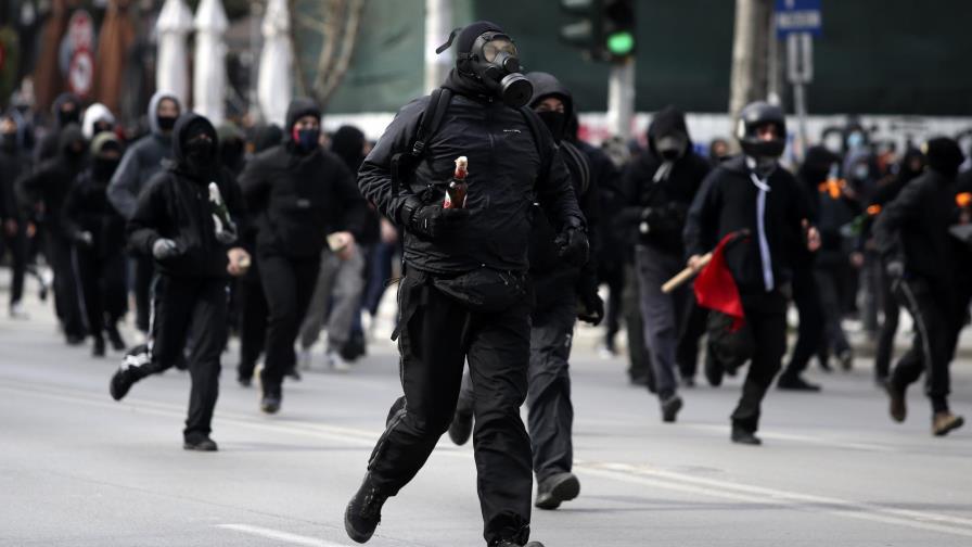 Estudiantes se enfrentan a policías en ciudad de Grecia