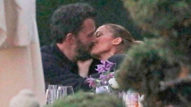 ¡Confirmado! Jennifer López y Ben Affleck a los besos en una cena