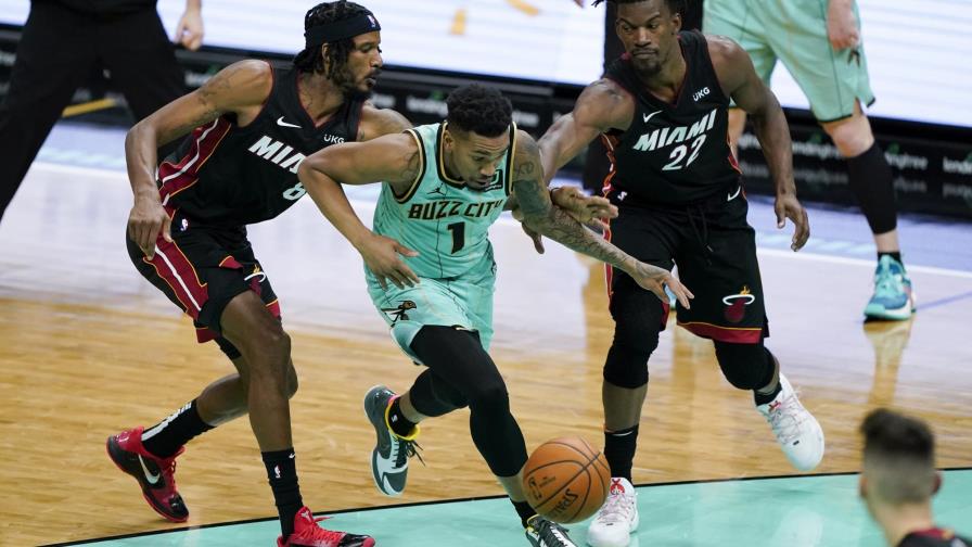 Monk logra 32 puntos; Hornets derrotan a Heat