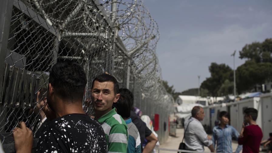 Grecia paraliza entre protestas su plan de campos migrantes
