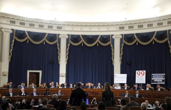 Republicanos intentan poner en duda lealtad de testigo