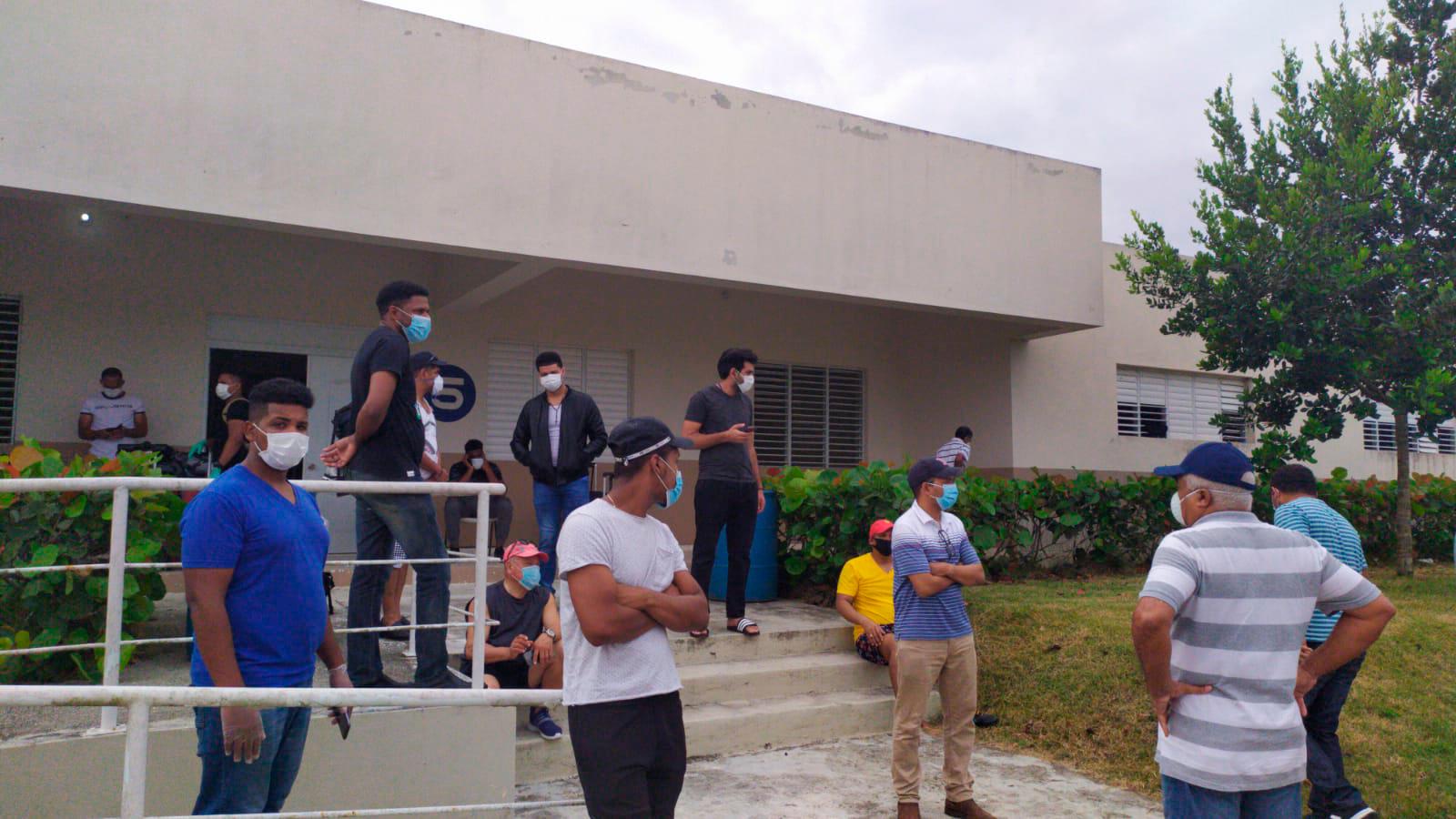 Las personas son trasladas al cuartel Los Tanquecitos, de Boca Chica.