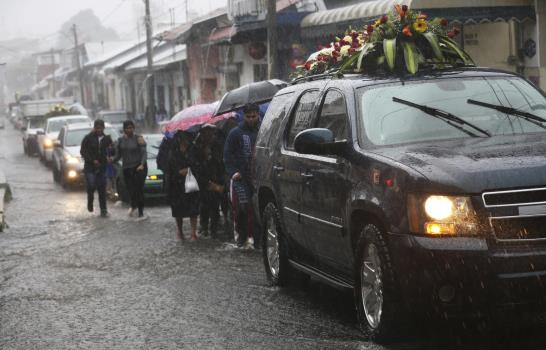 México: Familiares entierran a niños baleados en negocio