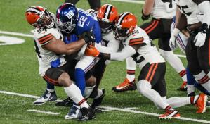 Ejecutiva de Browns será coach de receptores ante Steelers