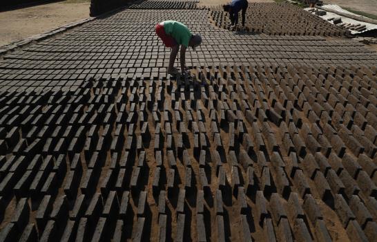 La pandemia cierra escuelas y obliga a los niños a trabajar