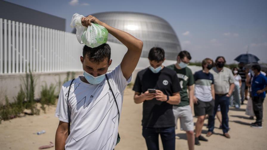 Los españoles confían en las vacunas en medio de un rebrote
