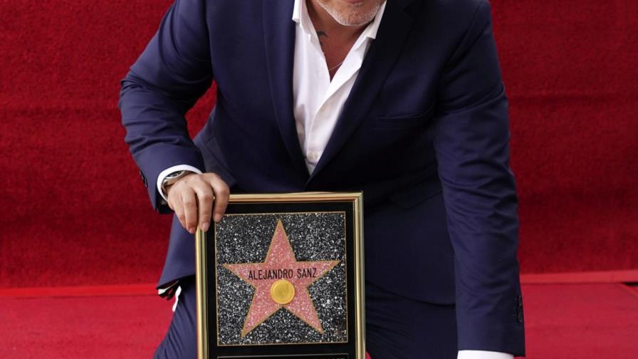 Sanz devela estrella en el Paseo de la Fama de Hollywood