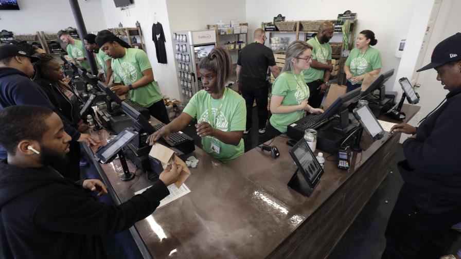 Abre 1ra tienda de marihuana para uso recreativo en Boston Abre 1ra tienda de marihuana para uso recreativo en Boston