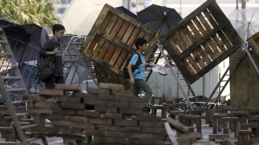 Estudiantes rebeldes desalojan campus ocupados en Hong Kong Estudiantes rebeldes desalojan campus ocupados en Hong Kong