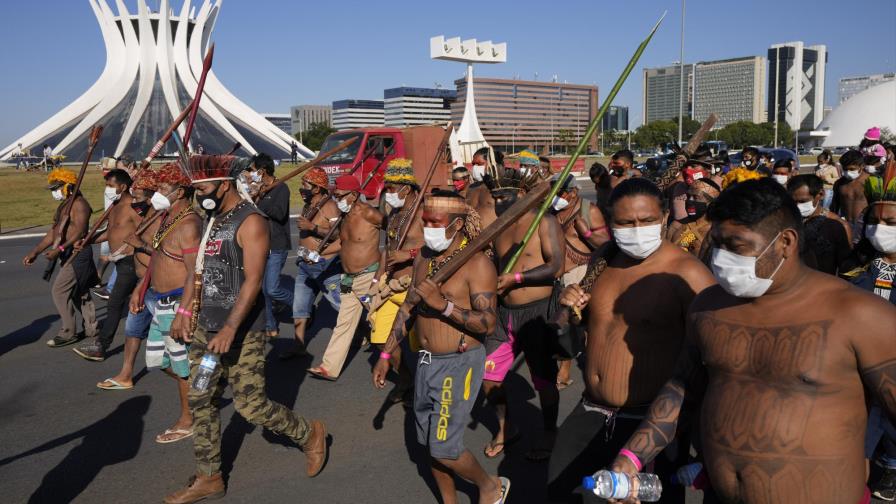 Indígenas protestan en Brasil contra ley sobre tierras Indígenas protestan en Brasil contra ley sobre tierras