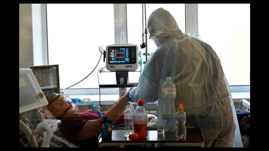 Médicos rusos llaman a antivacunas a visitar ucis ante alto nivel de muertes