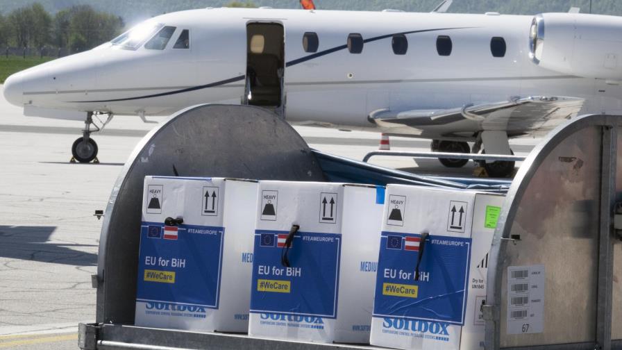 La UE entrega vacunas a Balcanes, compite con China y Rusia