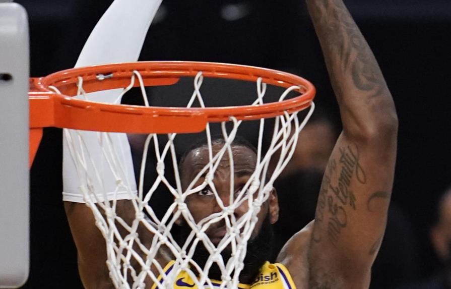 VIDEO | LeBron guía a Lakers a un nuevo triunfo en la prórroga