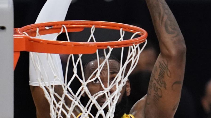 VIDEO | LeBron guía a Lakers a un nuevo triunfo en la prórroga