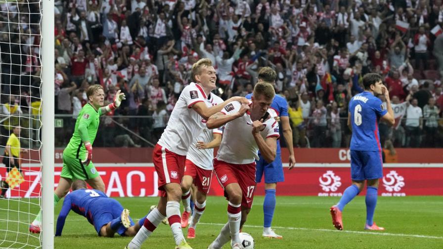 Inglaterra empata con Polonia; España gana entre protestas