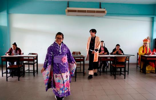 Profesores en Tailandia se disfrazan para alentar estudiantes en pandemia
