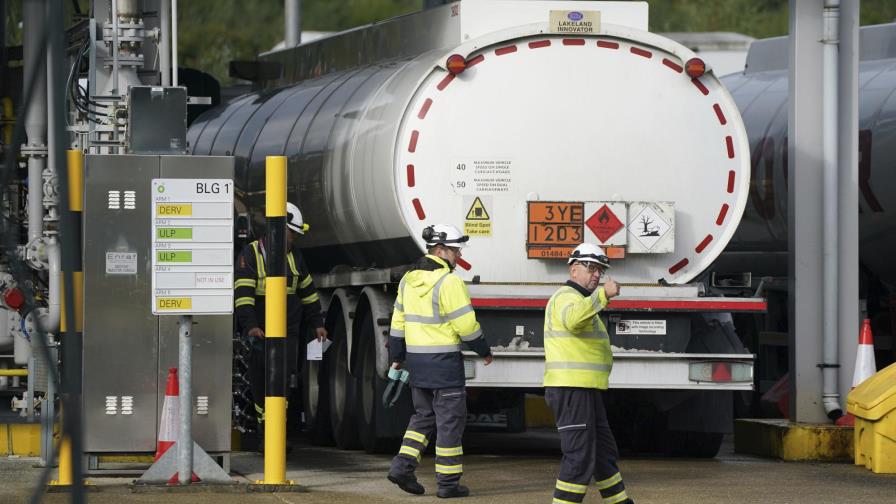 Militares británicos empiezan a repartir combustible