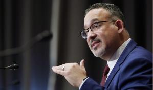 EEUU: Senado confirma a Miguel Cardona en Educación