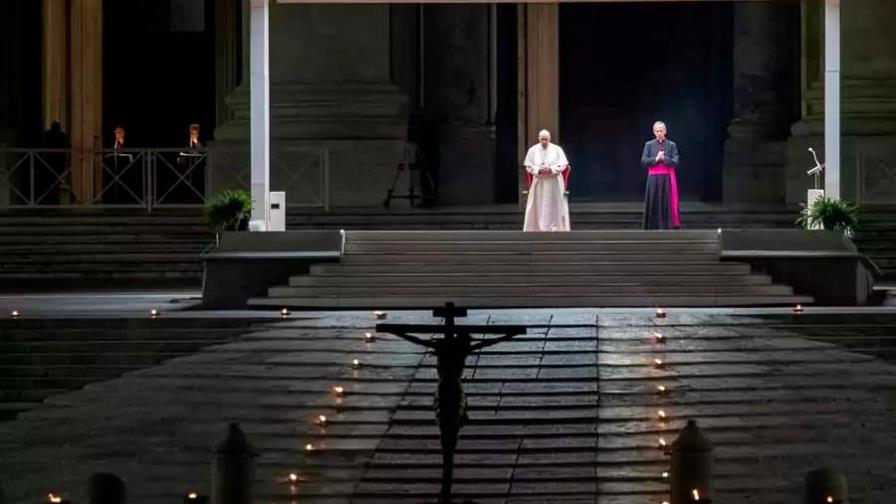 El papa preside un Vía Crucis en una Plaza vaticana completamente vacía