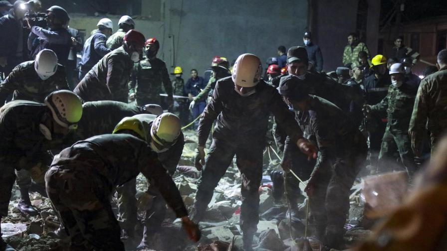 Azerbaiyán acusa a Armenia de lanzar misil, 13 muertos Azerbaiyán acusa a Armenia de lanzar misil, 13 muertos