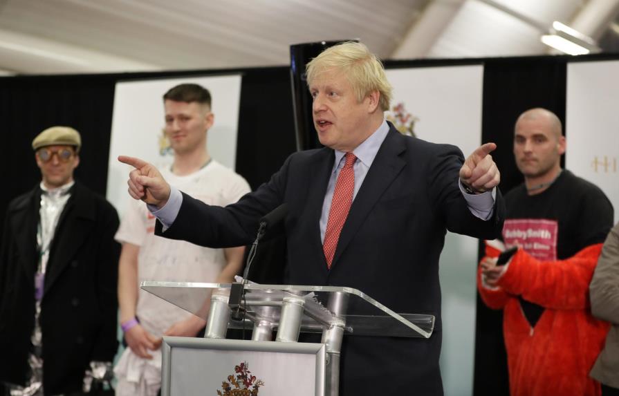 Johnson logra mayoría, dice completará el Brexit en enero