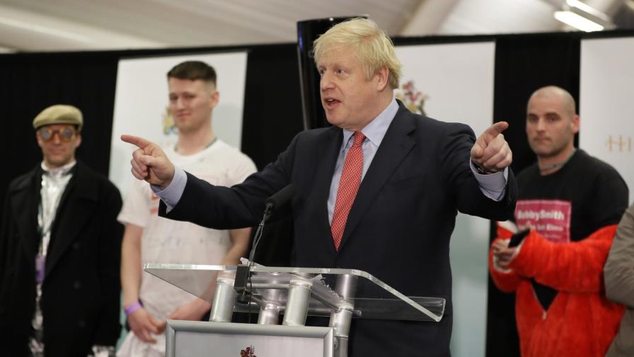 Johnson logra mayoría, dice completará el Brexit en enero