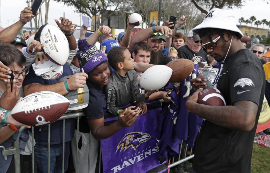 Largas filas en Pro Bowl, por fotos y autógrafos de Lamar Jackson