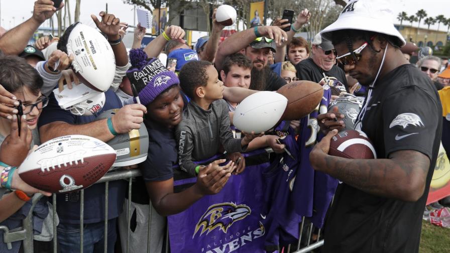 Largas filas en Pro Bowl, por fotos y autógrafos de Lamar Jackson