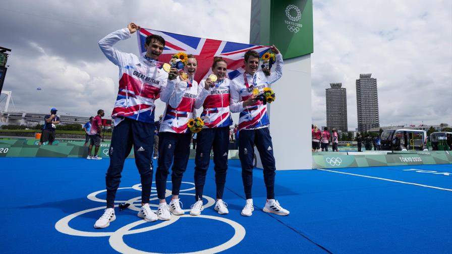 Gran Bretaña gana el oro en relevo mixto de triatlón Gran Bretaña gana el oro en relevo mixto de triatlón