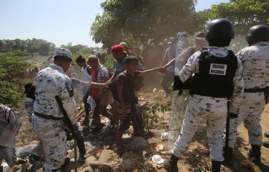 Bloqueo de México deja a cientos varados en río fronterizo