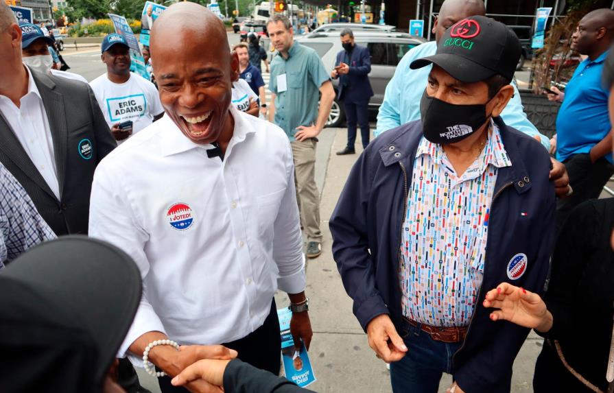 Eric Adams encabeza elecciones primarias demócratas a alcaldía de Nueva York