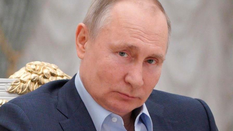 Putin se vacuna contra la covid-19 mientras los rusos siguen reticentes