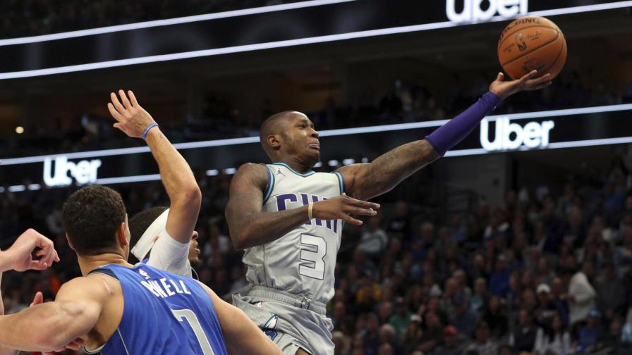 Rozier anota 29 y los Hornets derrotan a los Mavericks