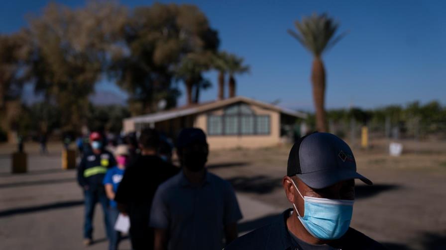 Desconfianza e idioma dificultan vacunar a migrantes en EEUU