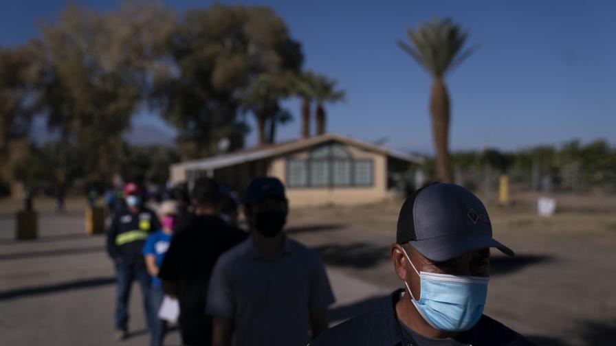 Desconfianza e idioma dificultan vacunar a migrantes en EEUU