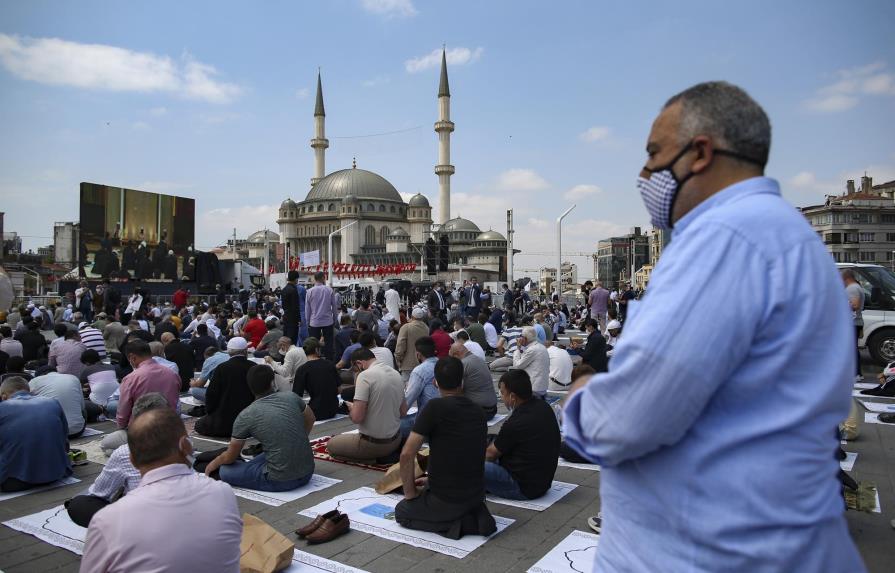 El presidente turco inaugura mezquita monumental en Estambul
